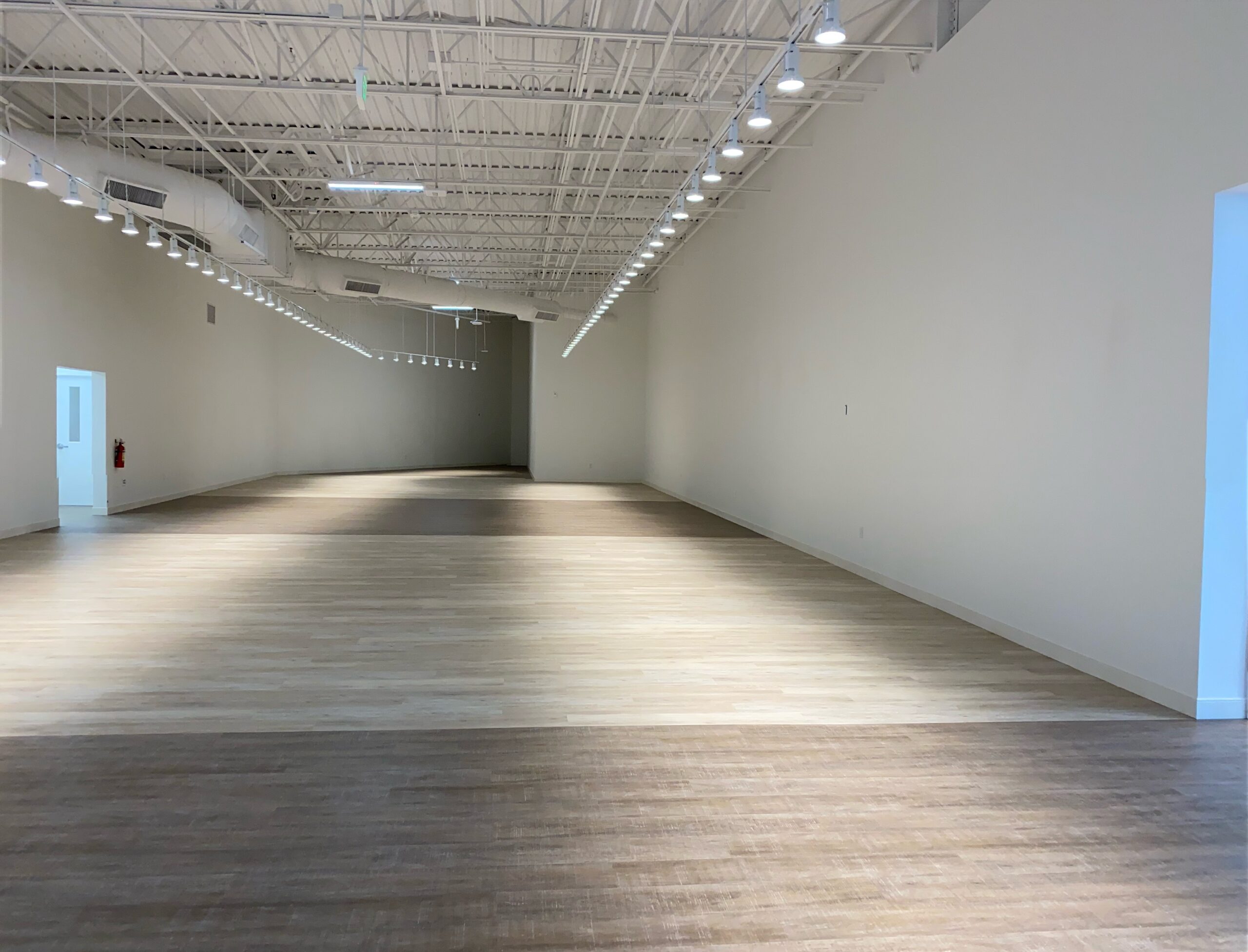 custome dark light design flooring wide shot picture frame (7)